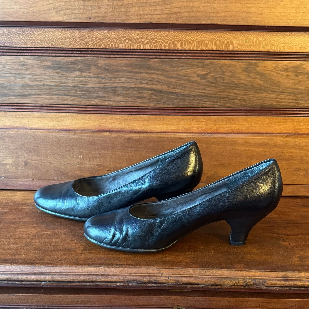 AEROSOLES Classic Black Heels